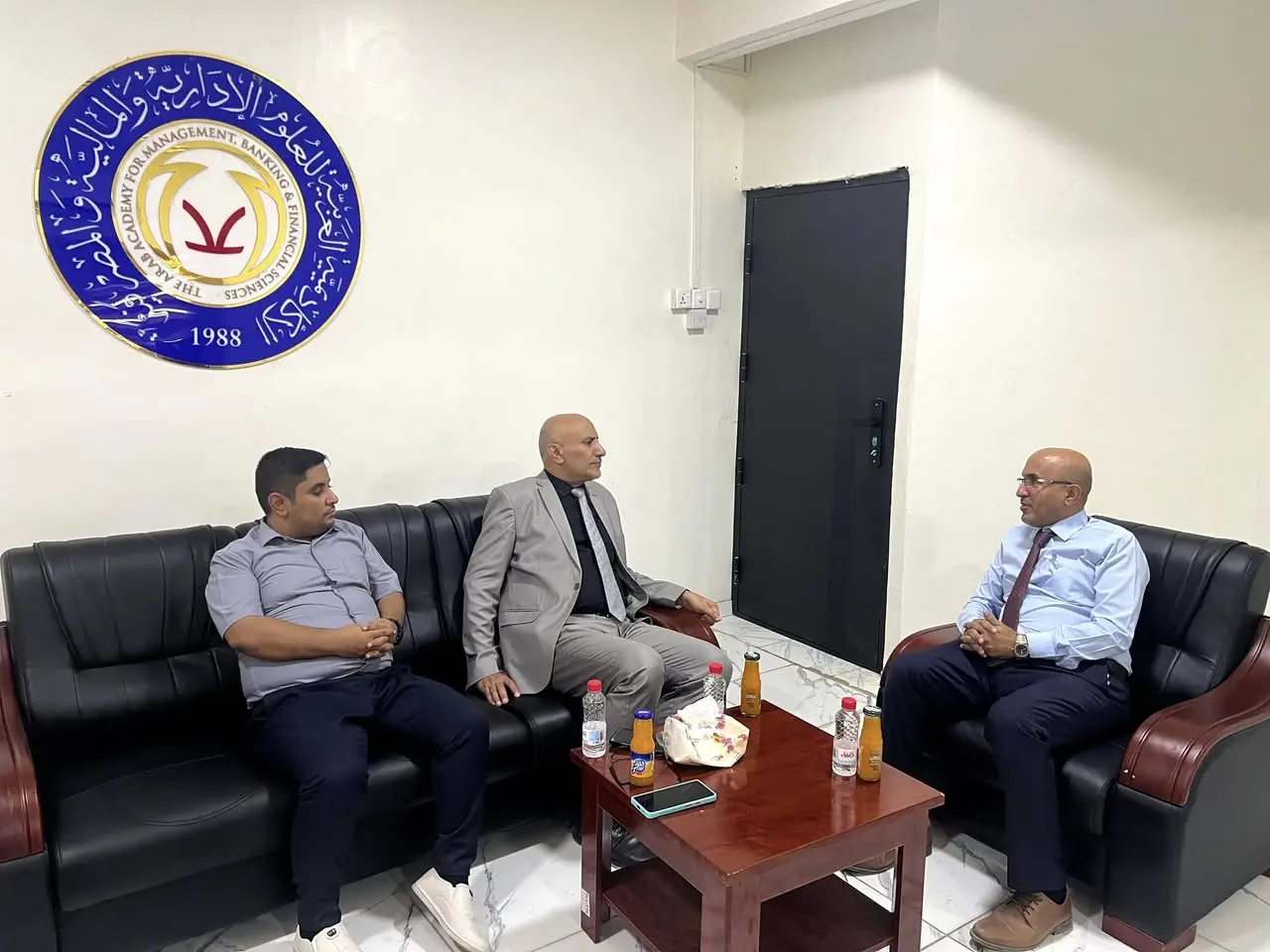 استقبل الأستاذ الدكتور مراد محمد النشمي مدير فرع الأكاديمية العربية في مكتبه بعدن، الأستاذ الدكتور محمد حمود القدسي رئيس جامعة إقليم سبأ