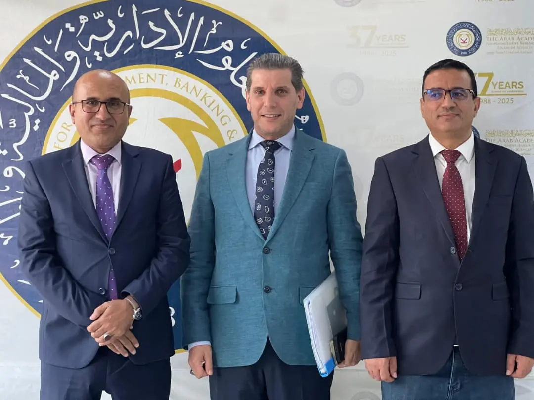 نائب رئيس الأكاديمية العربية يزور فرع اليمن ويشيد بالمستوى المتميّز الذي حققه الفرع